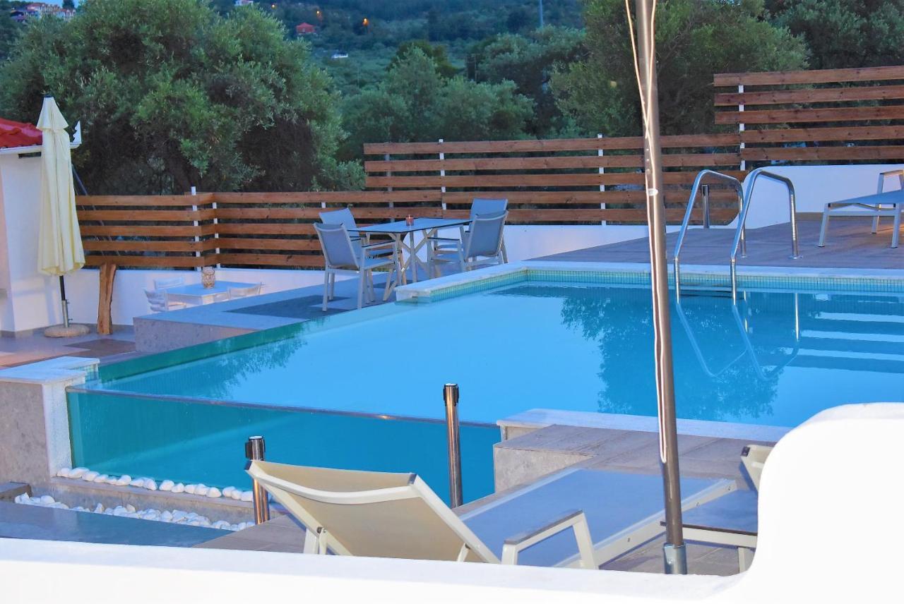 Studios Apartments Irini Patira *