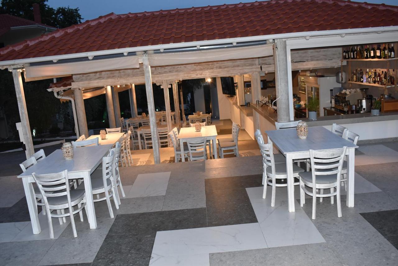 Studios Apartments Irini Patira *