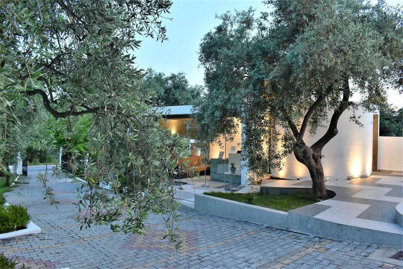 Studios Apartments Irini Patira *
