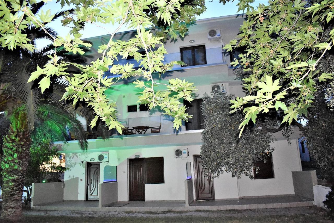 Studios Apartments Irini Patira *
