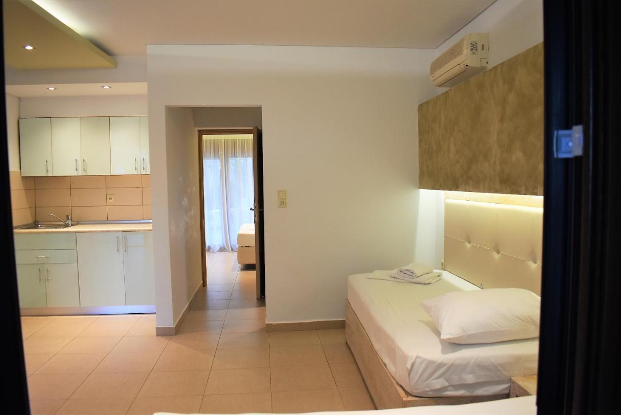 Studios Apartments Irini Patira *